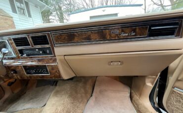 Lincoln-Town-car-1984-custom-36427-11