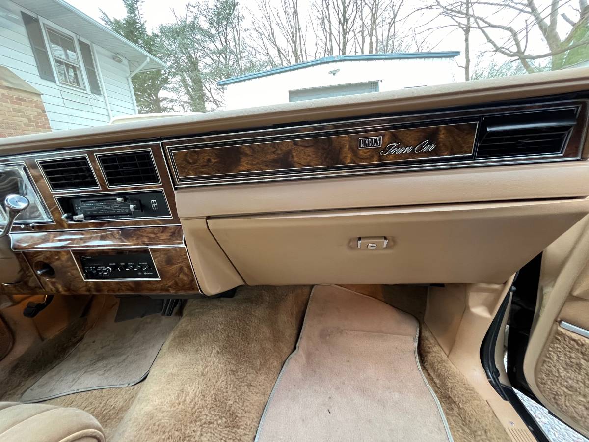 Lincoln-Town-car-1984-custom-36427-11