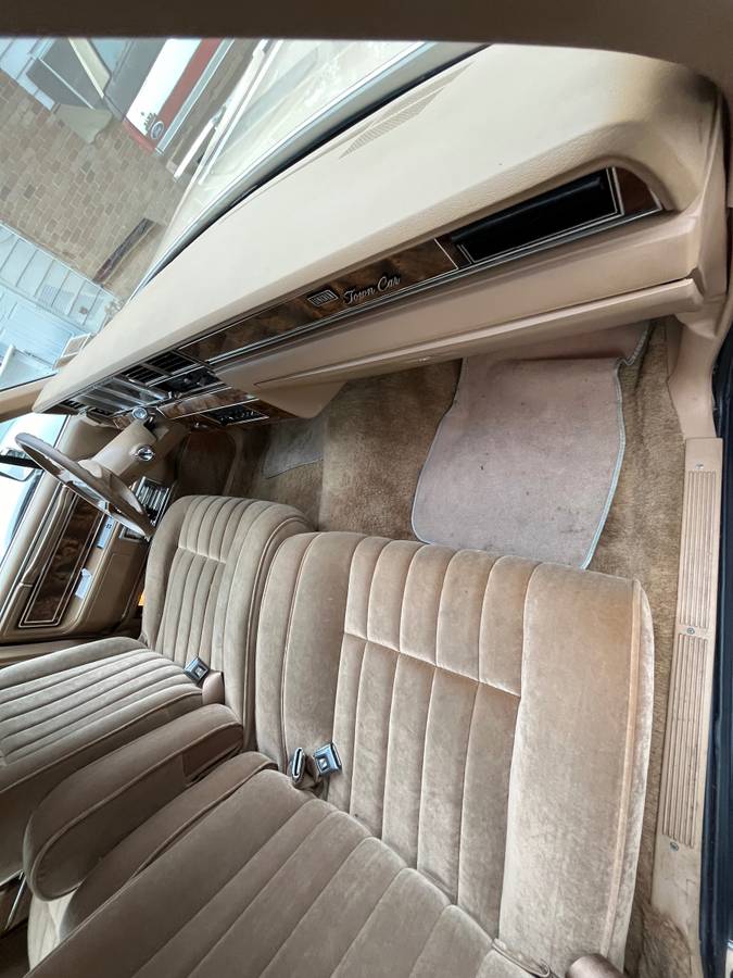 Lincoln-Town-car-1984-custom-36427-12