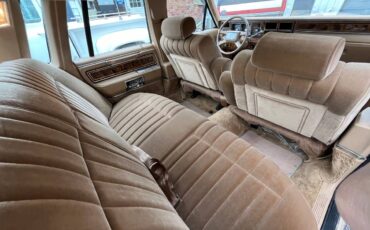 Lincoln-Town-car-1984-custom-36427-15