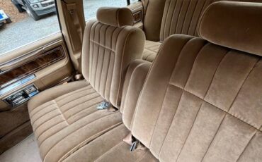 Lincoln-Town-car-1984-custom-36427-18