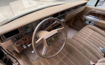 Lincoln-Town-car-1984-custom-36427-19