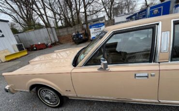 Lincoln-Town-car-1984-custom-36427-2