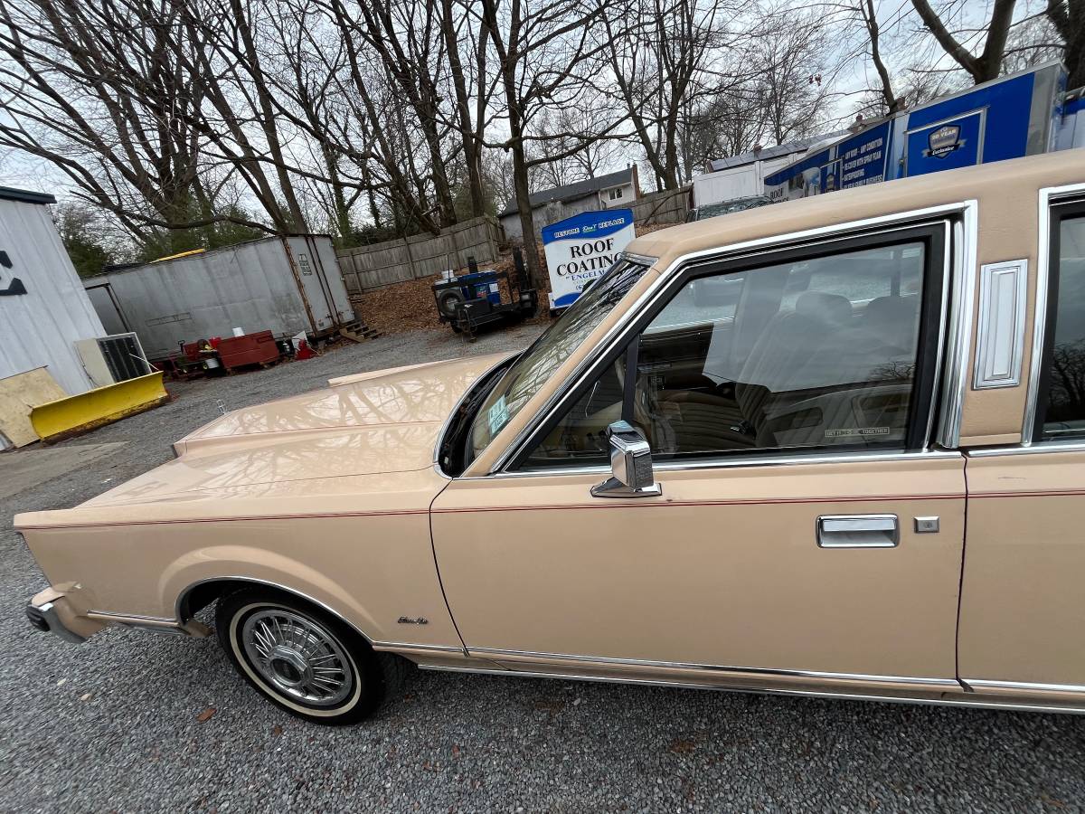 Lincoln-Town-car-1984-custom-36427-2