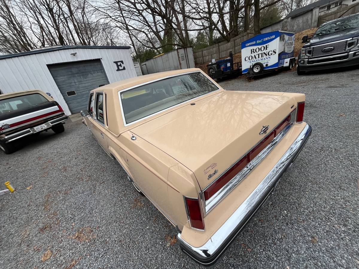 Lincoln-Town-car-1984-custom-36427-3