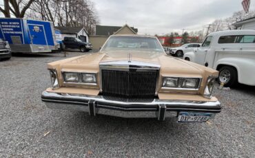 Lincoln-Town-car-1984-custom-36427