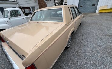 Lincoln-Town-car-1984-custom-36427-4