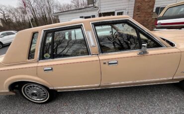 Lincoln-Town-car-1984-custom-36427-5