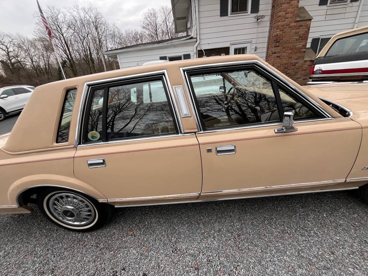 Lincoln-Town-car-1984-custom-36427-5