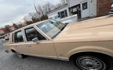 Lincoln-Town-car-1984-custom-36427-6