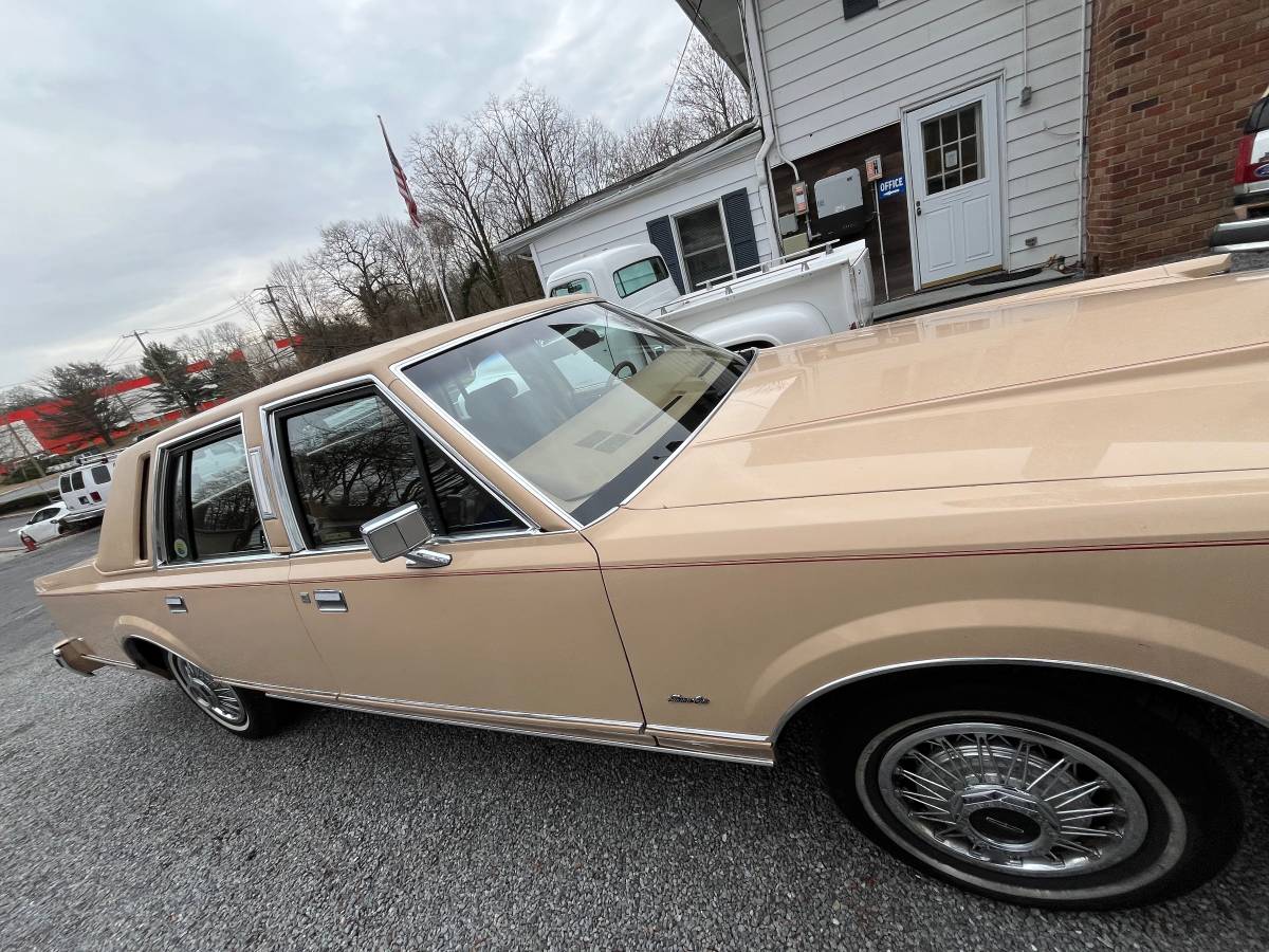 Lincoln-Town-car-1984-custom-36427-6