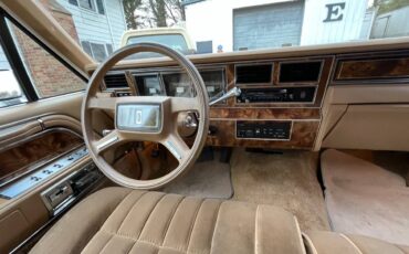 Lincoln-Town-car-1984-custom-36427-9