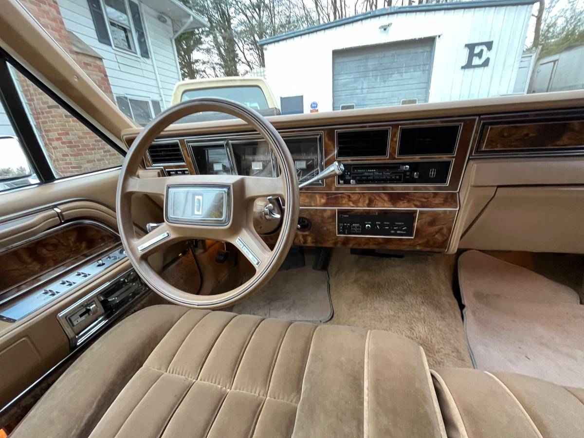 Lincoln-Town-car-1984-custom-36427-9