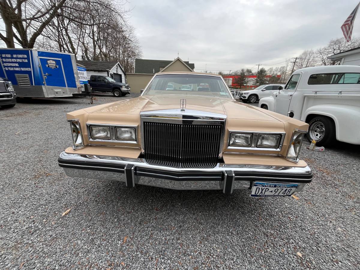 Lincoln-Town-car-1984-custom-36427