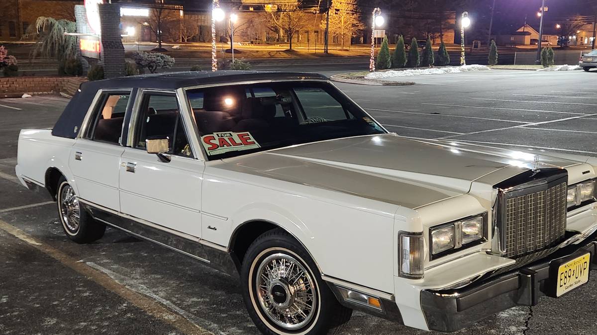 Lincoln-Town-car-1987-white-90123-1