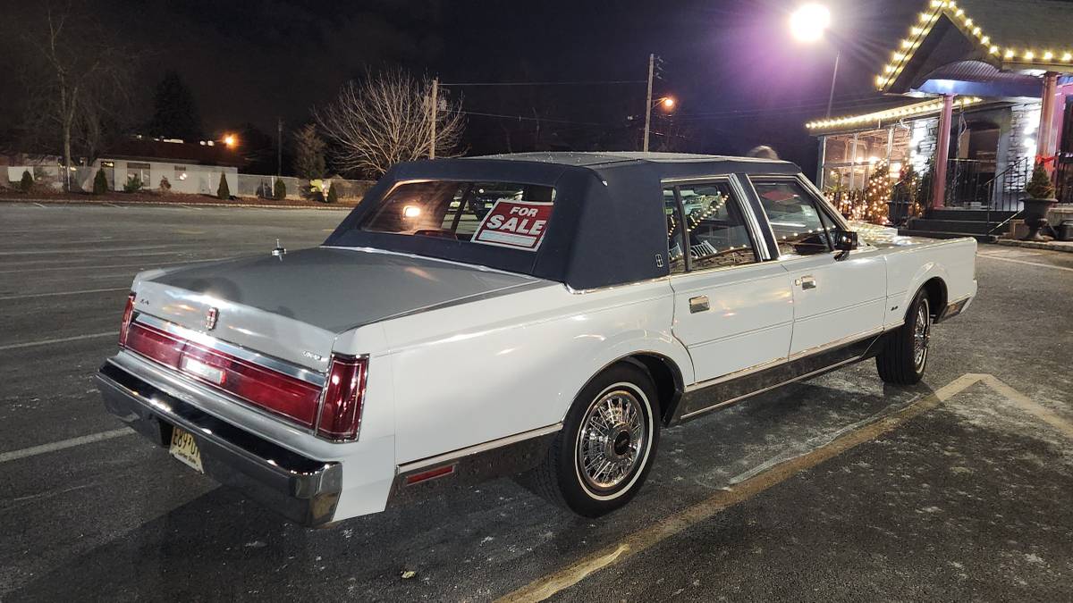 Lincoln-Town-car-1987-white-90123-2