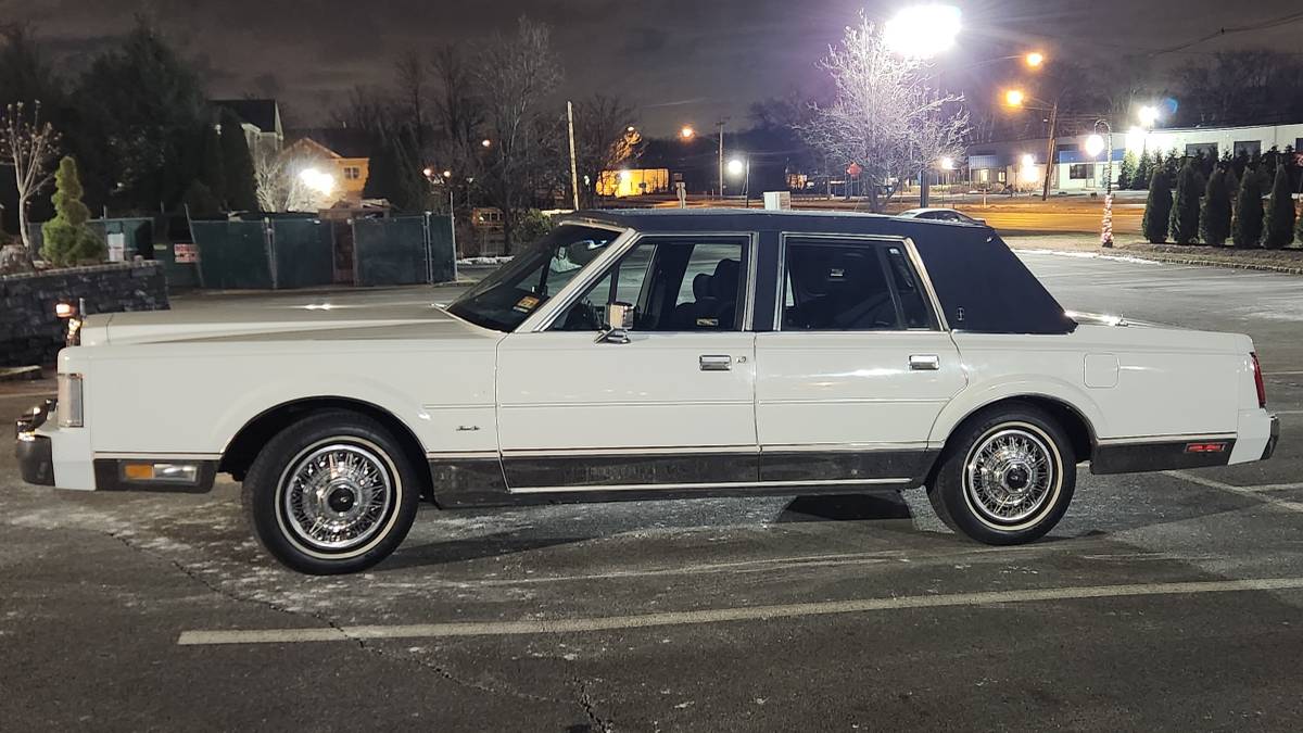 Lincoln-Town-car-1987-white-90123-3