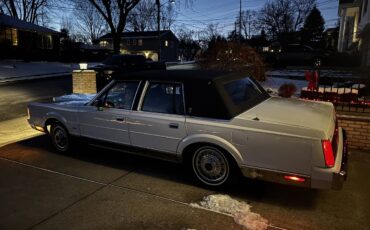 Lincoln-Town-car-1987-white-90123-4