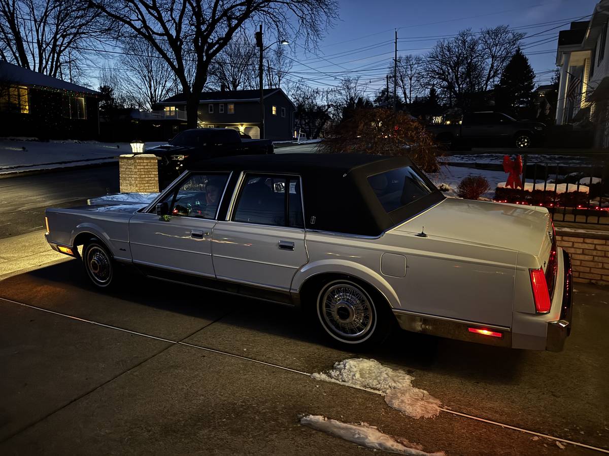 Lincoln-Town-car-1987-white-90123-4