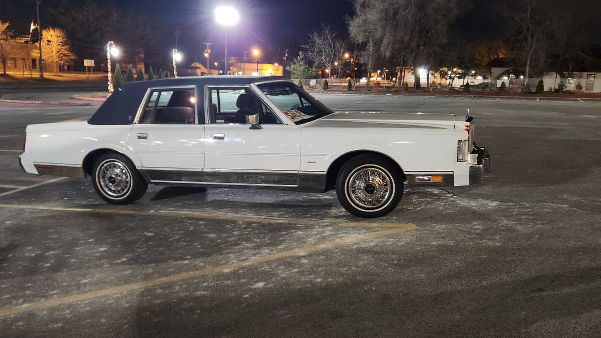 Lincoln-Town-car-1987-white-90123