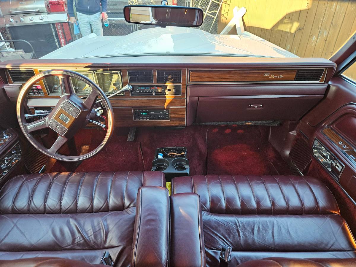 Lincoln-Town-car-1988-white-32187-2