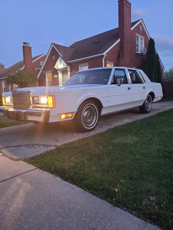 Lincoln-Town-car-1988-white-32187-7