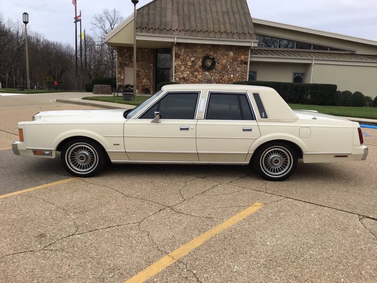 Lincoln-Town-car-1989-1