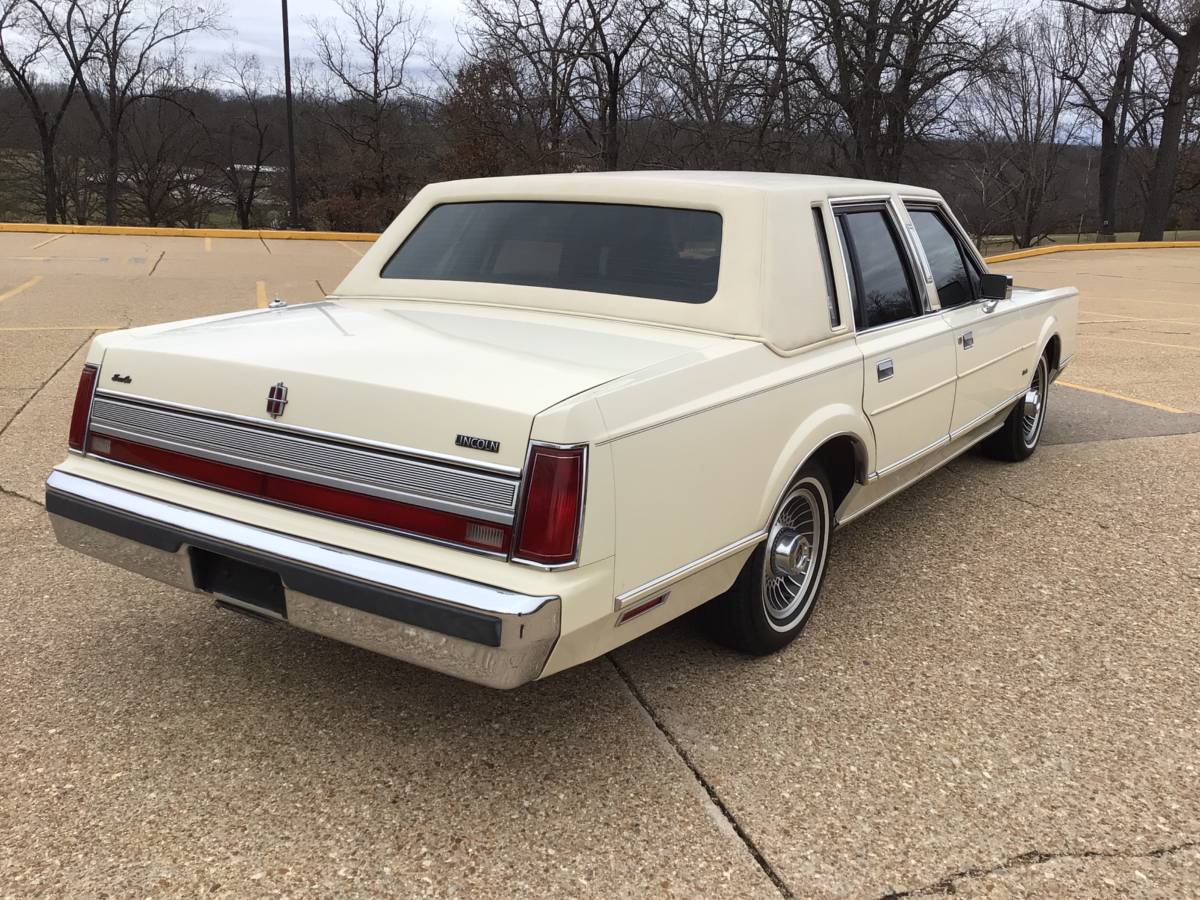 Lincoln-Town-car-1989-3