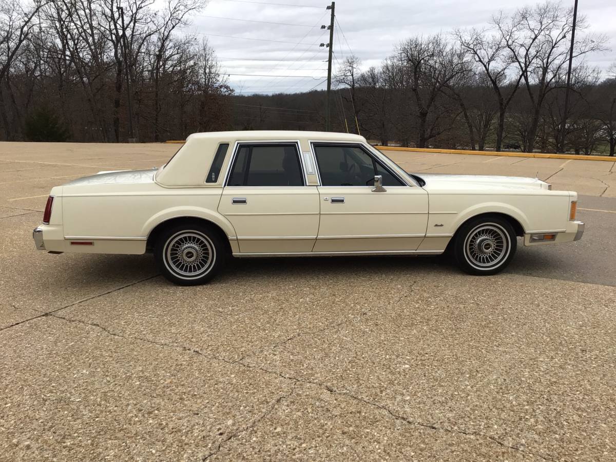 Lincoln-Town-car-1989-4