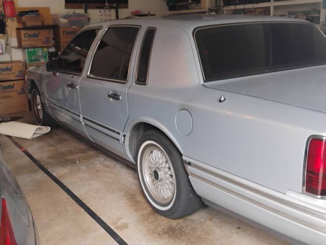 Lincoln-Town-car-1993-5