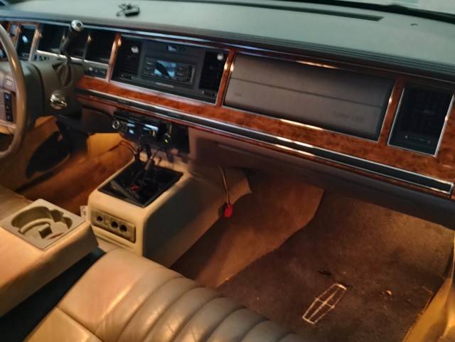 Lincoln-Town-car-1993-8