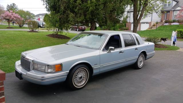 Lincoln-Town-car-1993-9