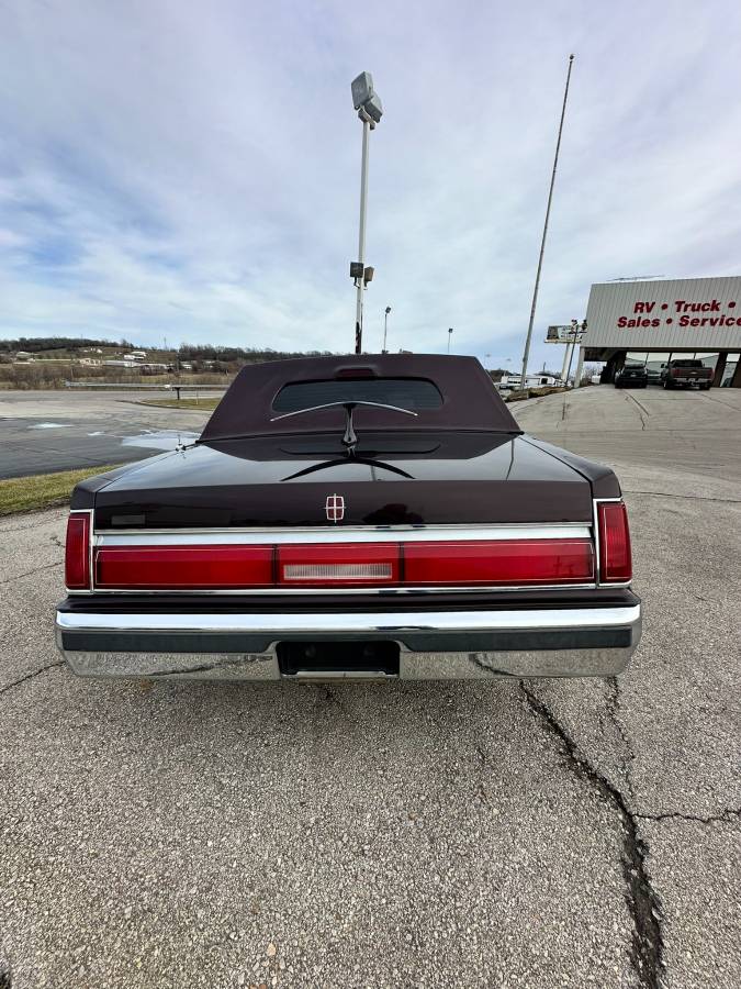 Lincoln-Town-car-base-1987-49890-5