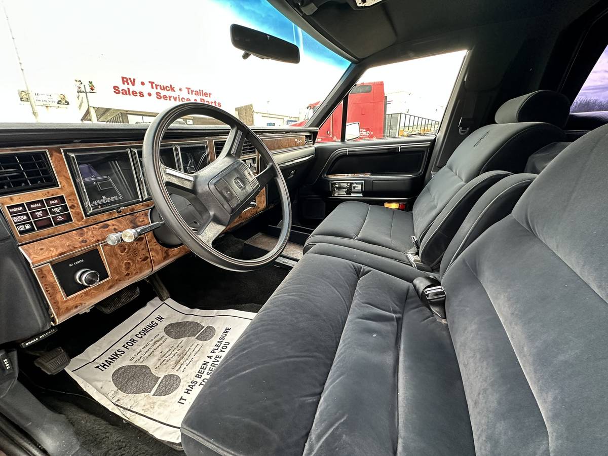 Lincoln-Town-car-base-1987-49890-9