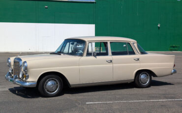 Mercedes-Benz-200-SUV-1966-Beige-Black-51581-1