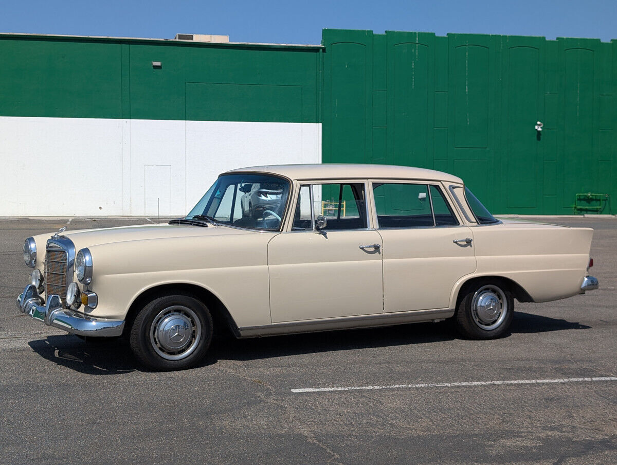 Mercedes-Benz-200-SUV-1966-Beige-Black-51581-1