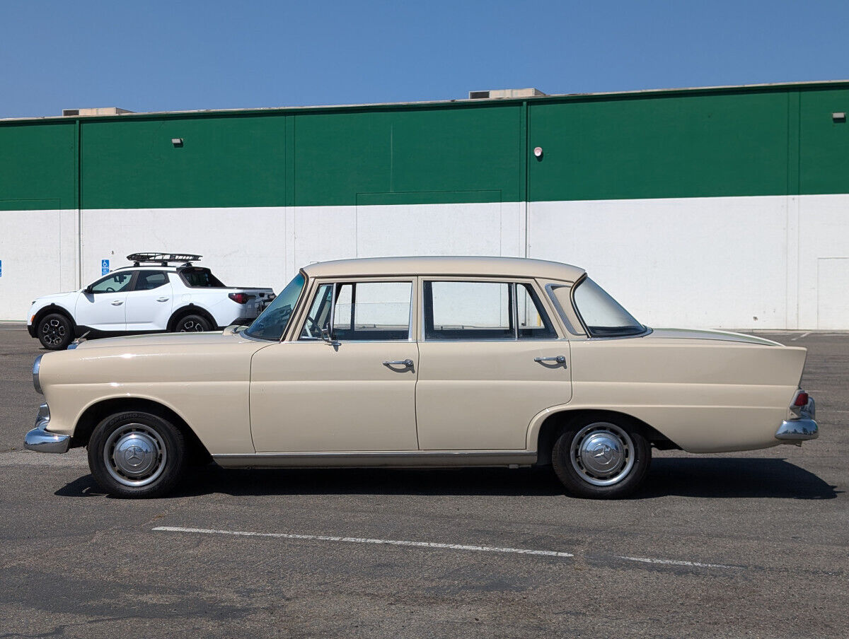 Mercedes-Benz-200-SUV-1966-Beige-Black-51581-3