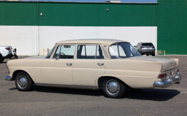 Mercedes-Benz-200-SUV-1966-Beige-Black-51581-4