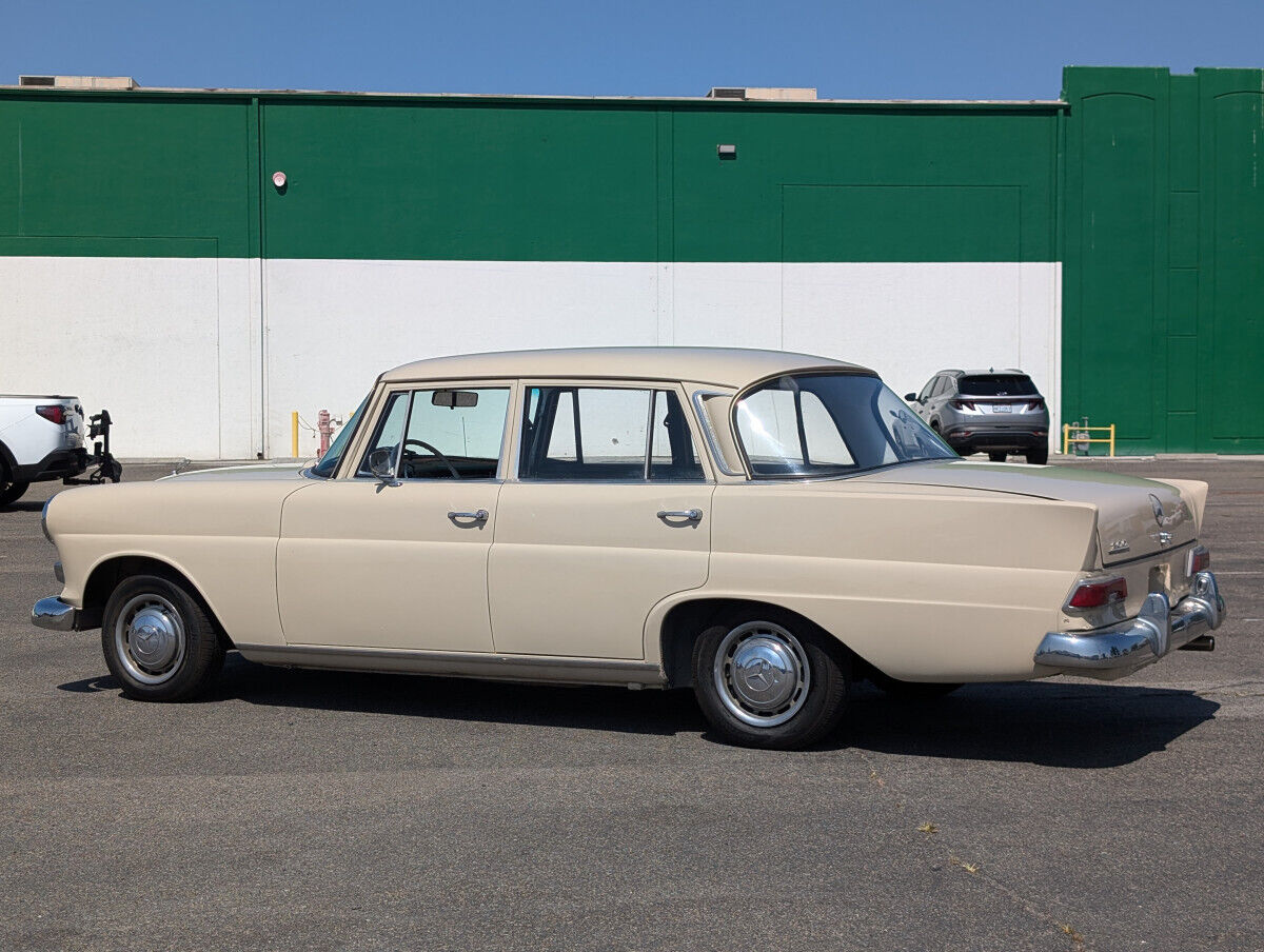 Mercedes-Benz-200-SUV-1966-Beige-Black-51581-4