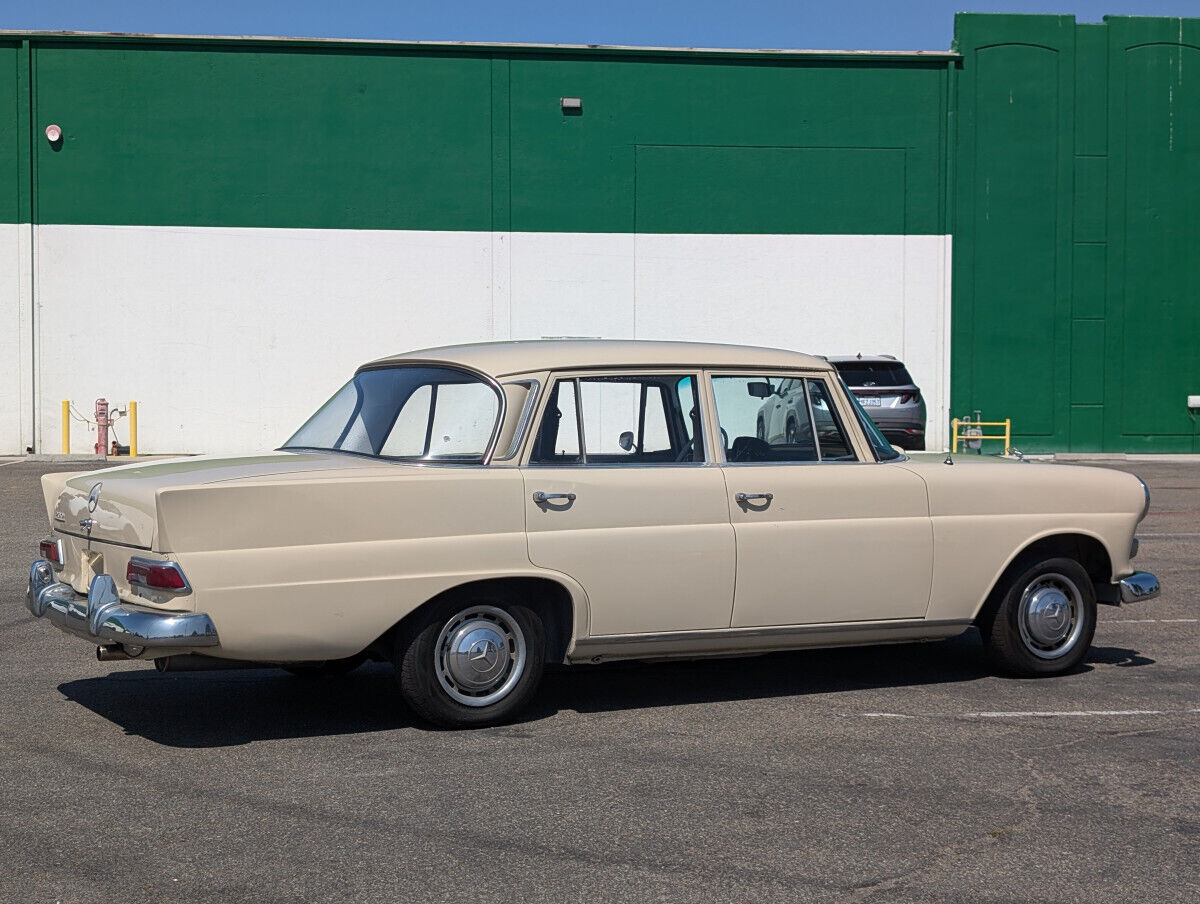 Mercedes-Benz-200-SUV-1966-Beige-Black-51581-6