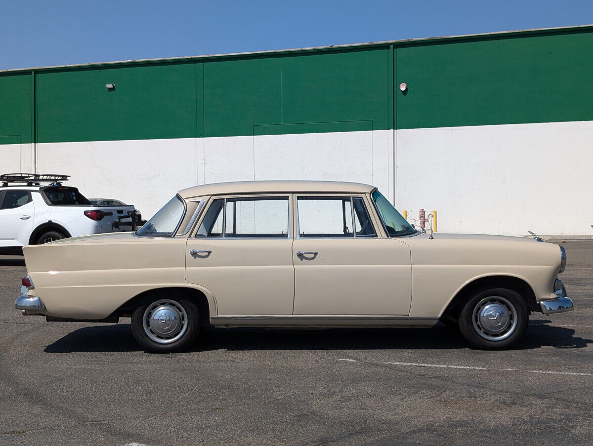 Mercedes-Benz-200-SUV-1966-Beige-Black-51581-7