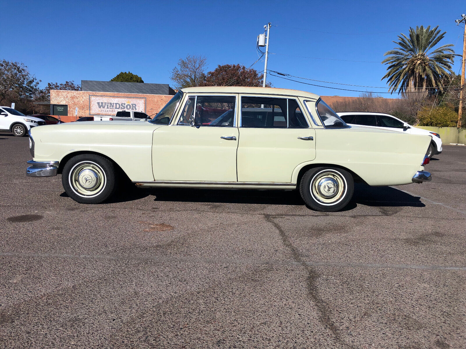 Mercedes-Benz-200-Series-Berline-1964-Gray-Beige-Blue-106239-4