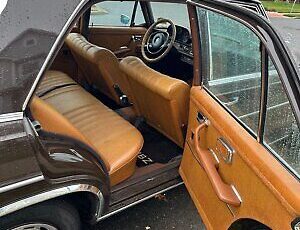 Mercedes-Benz-200-Series-Berline-1968-Brown-Tan-89935-10