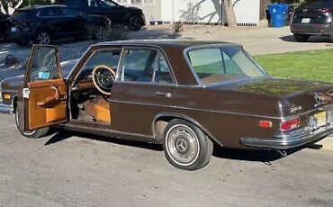 Mercedes-Benz-200-Series-Berline-1968-Brown-Tan-89935-3