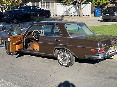 Mercedes-Benz-200-Series-Berline-1968-Brown-Tan-89935-3