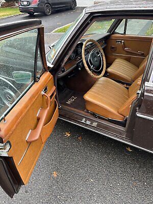 Mercedes-Benz-200-Series-Berline-1968-Brown-Tan-89935-6