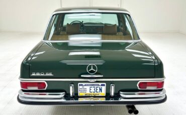 Mercedes-Benz-200-Series-Berline-1970-Green-Cognac-151798-3