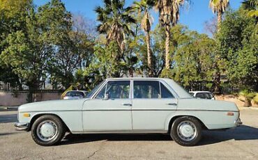 Mercedes-Benz-200-Series-Berline-1971-Blue-Blue-133741-11