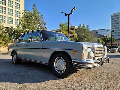 Mercedes-Benz-200-Series-Berline-1971-Blue-Blue-133741-4