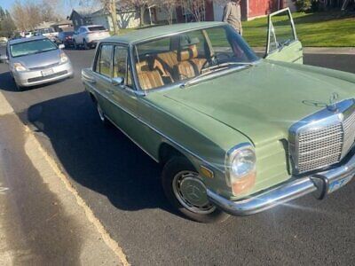 Mercedes-Benz-200-Series-Berline-1973-Green-Tan-125997-1